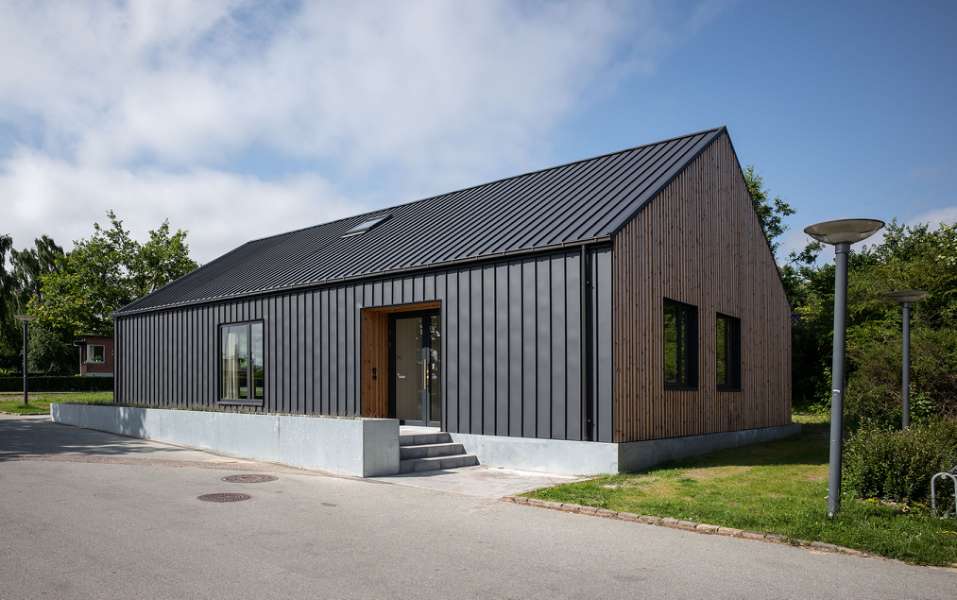 Steel and wood annex for extra space for ‘loaning out’ at Risskov Library, Risskov Bibliotek - Fortebakken 1, 8240 Risskov